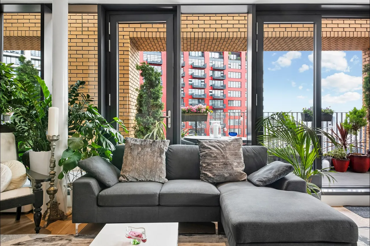 2 bed flat for sale, Lyell Street, London, E14