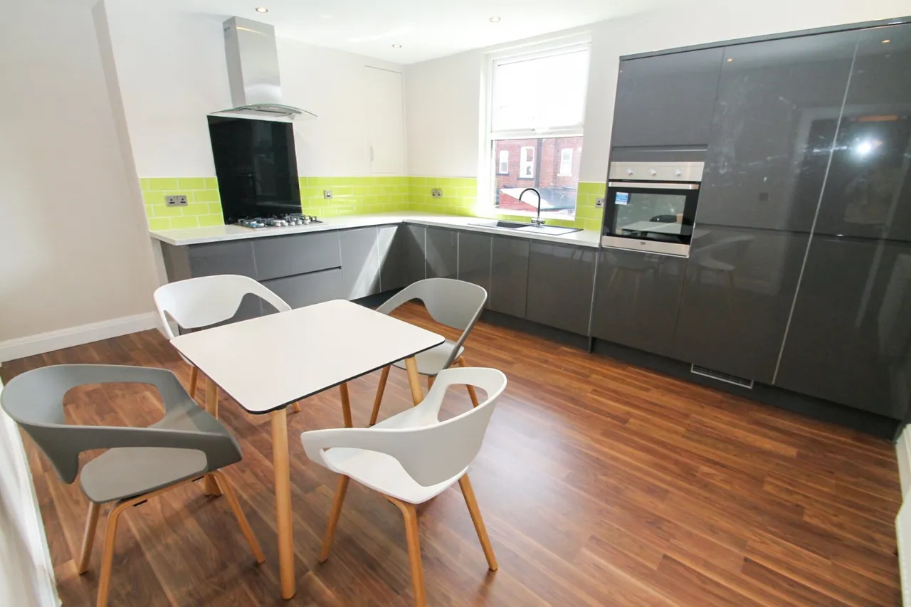4 bed house to rent, Carberry Road, Hyde Park, LS6