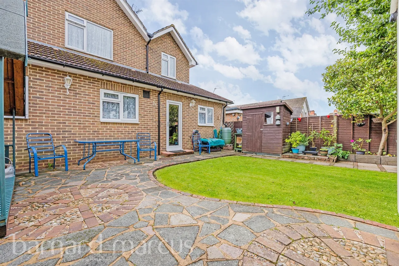 4 bed house for sale — Ifold Road, Redhill