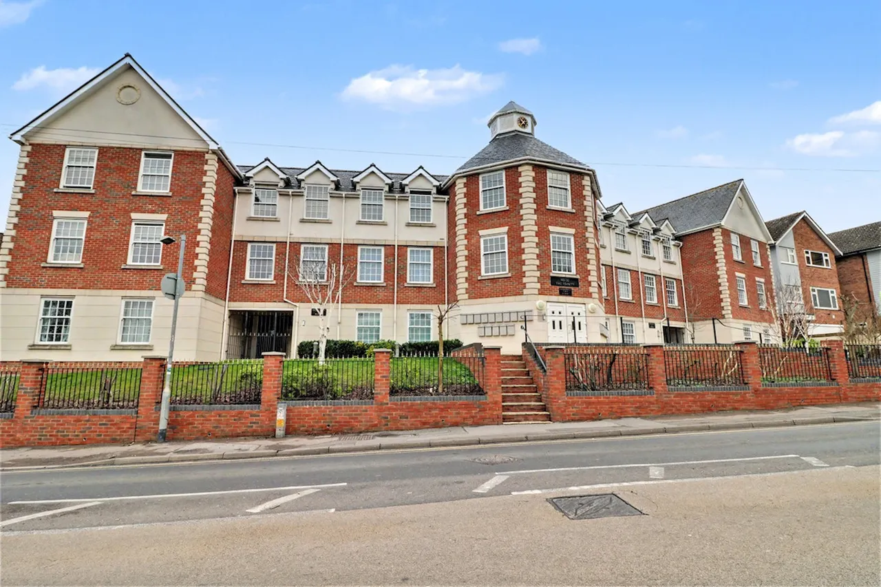 2 bed flat for sale, Crown Hill, Rayleigh, SS6