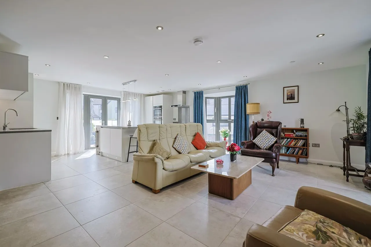 Oyster Court, Mumbles, SA3, photo 9