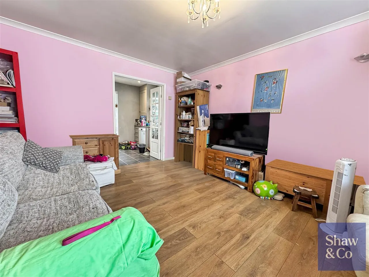Sparrow Farm Drive, Feltham, photo 2