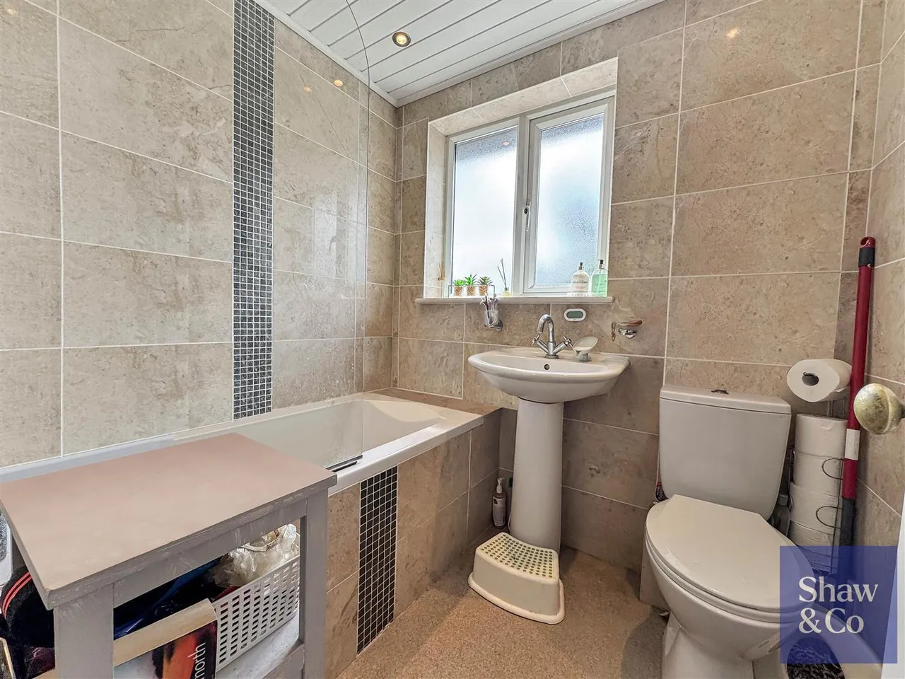 Sparrow Farm Drive, Feltham, photo 8
