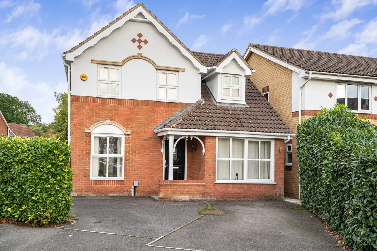 4 bed house for sale, Wyvern Close, Ash Vale, GU12