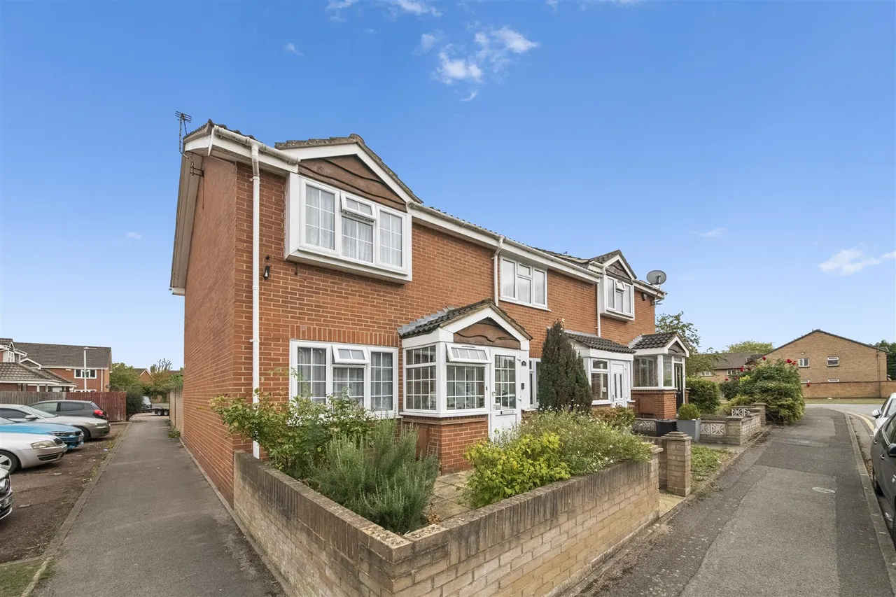 2 bed house for sale, Paddington Close, Hayes