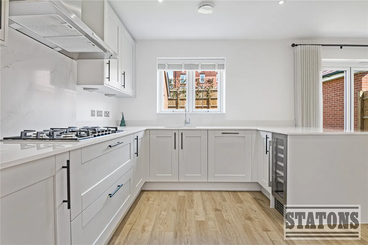 King George's Vale, Coronation Avenue, Cuffley, Potters Bar, EN6 4FH, photo 6