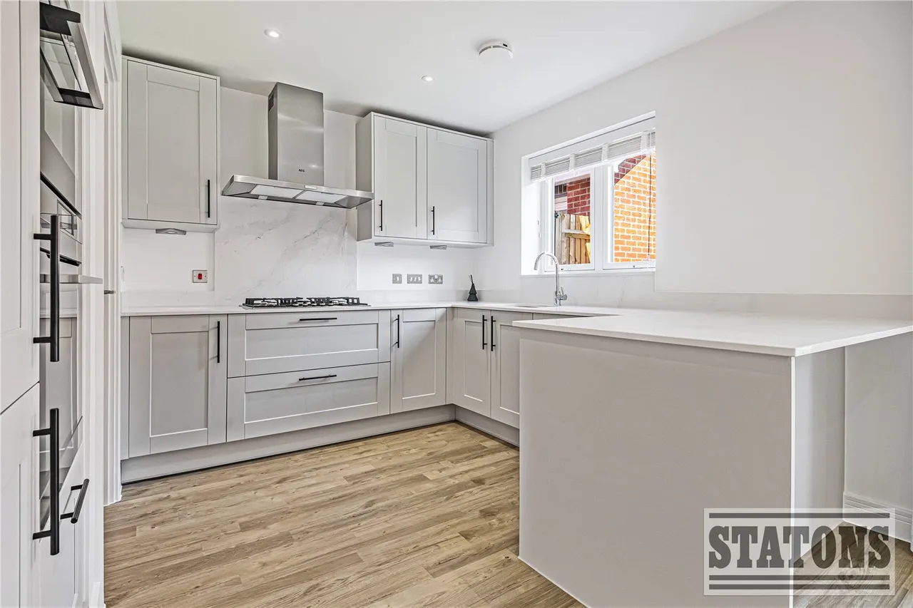 King George's Vale, Coronation Avenue, Cuffley, Potters Bar, EN6 4FH, photo 5