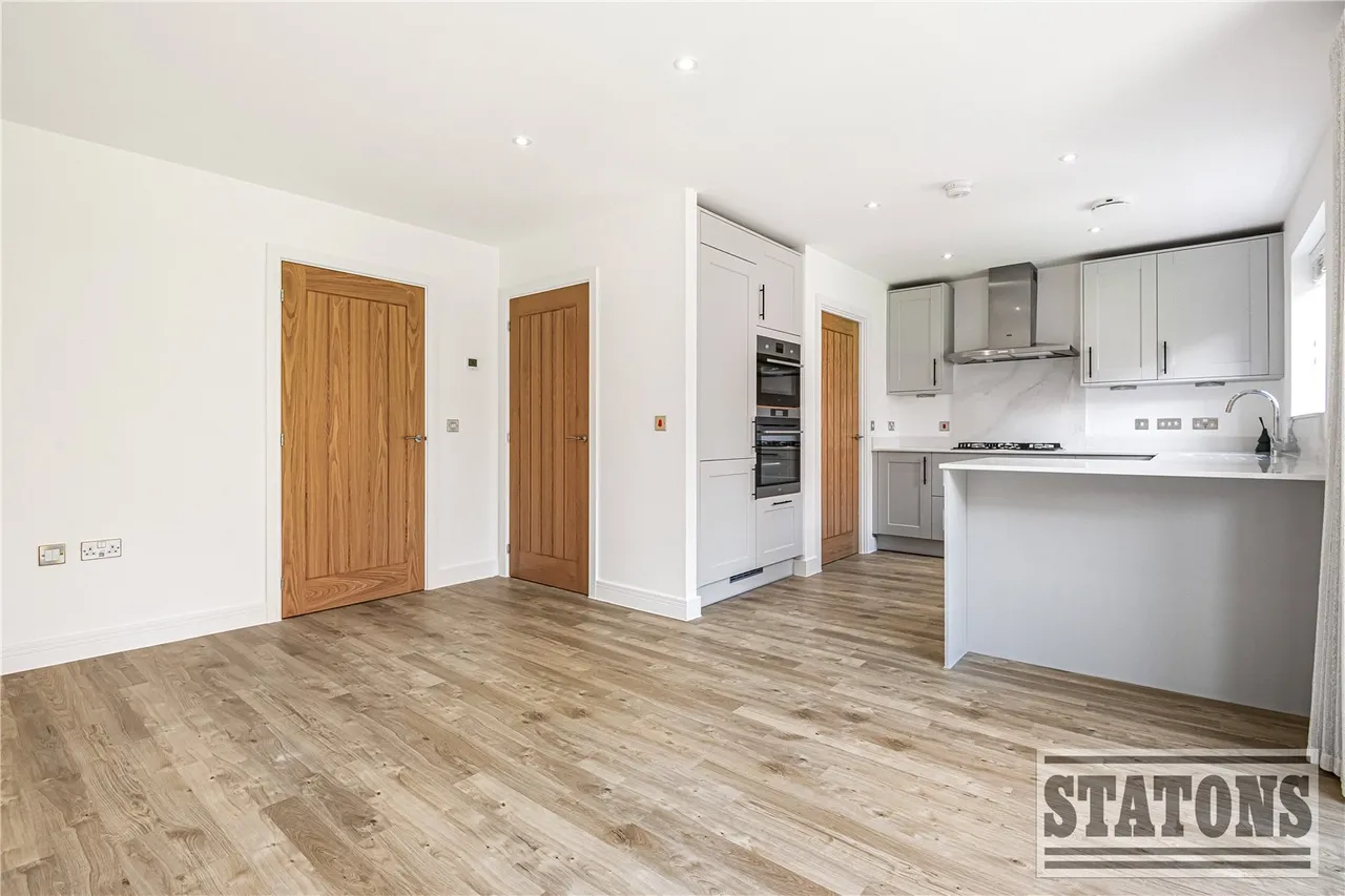 King George's Vale, Coronation Avenue, Cuffley, Potters Bar, EN6 4FH, photo 3