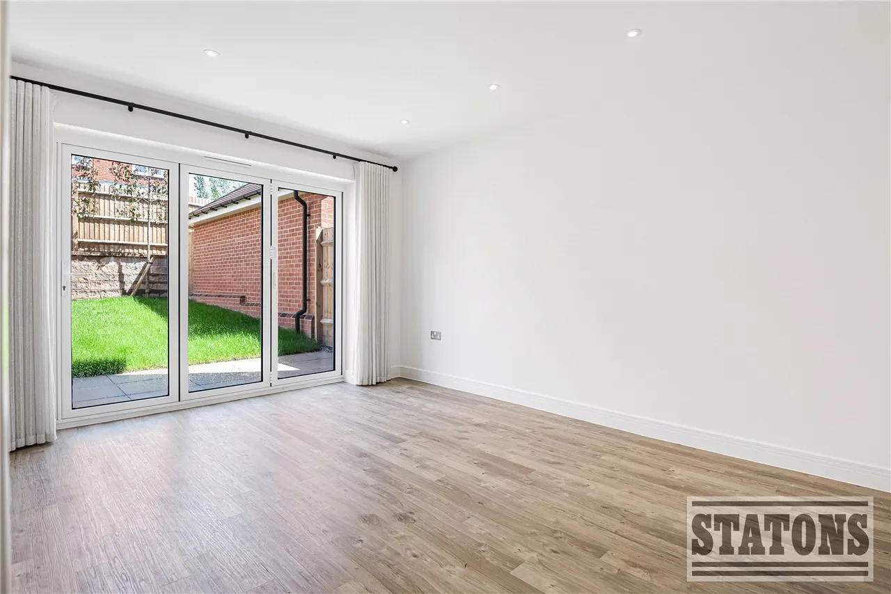 King George's Vale, Coronation Avenue, Cuffley, Potters Bar, EN6 4FH, photo 8