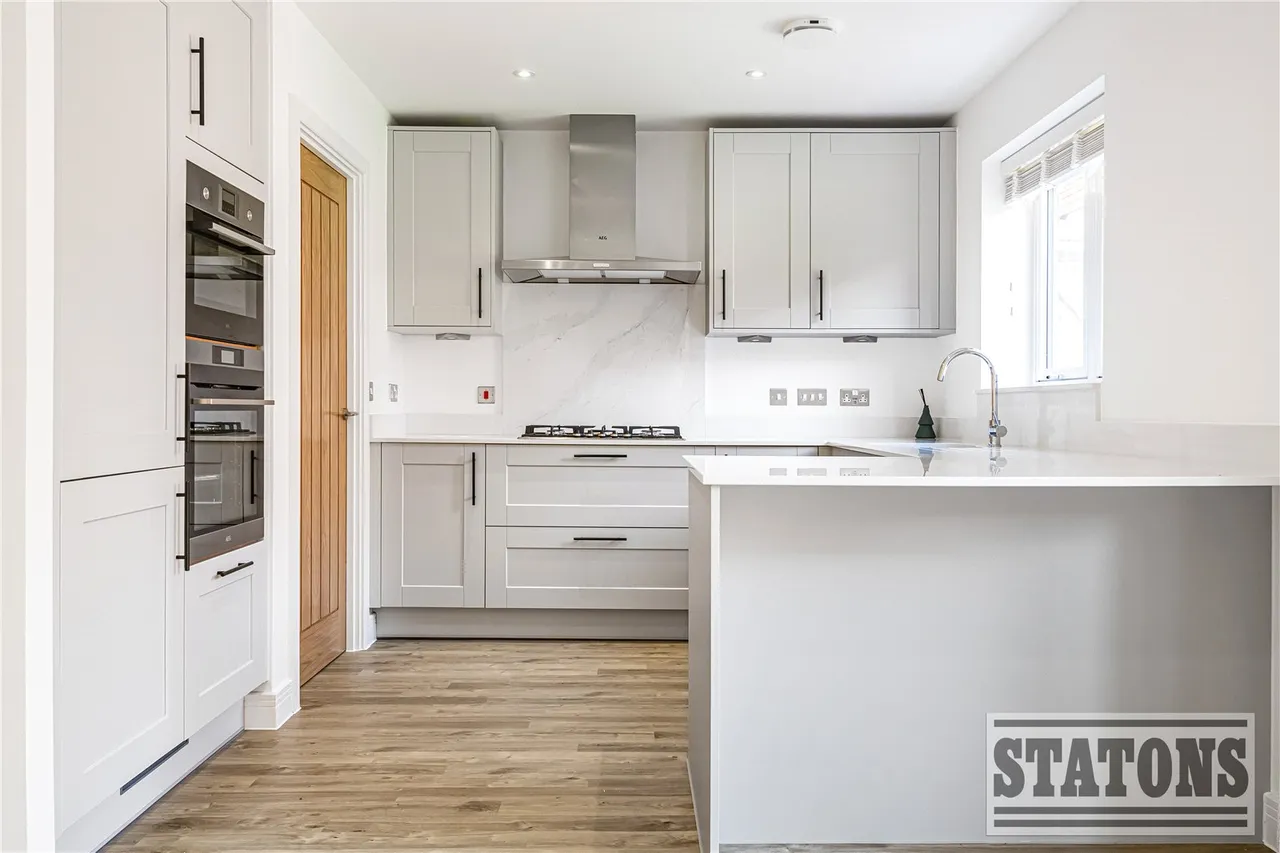King George's Vale, Coronation Avenue, Cuffley, Potters Bar, EN6 4FH, photo 4