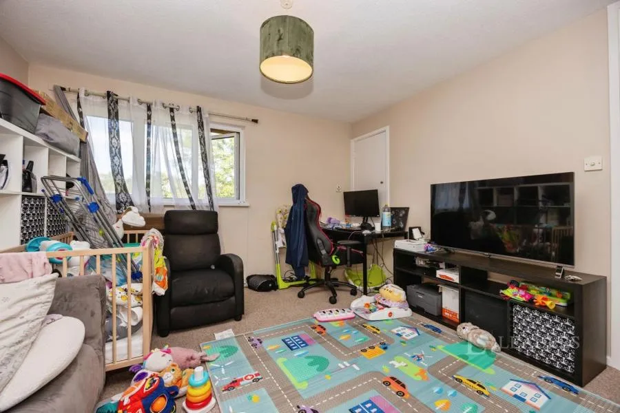 Harms Grove, Guildford, GU4, photo 6