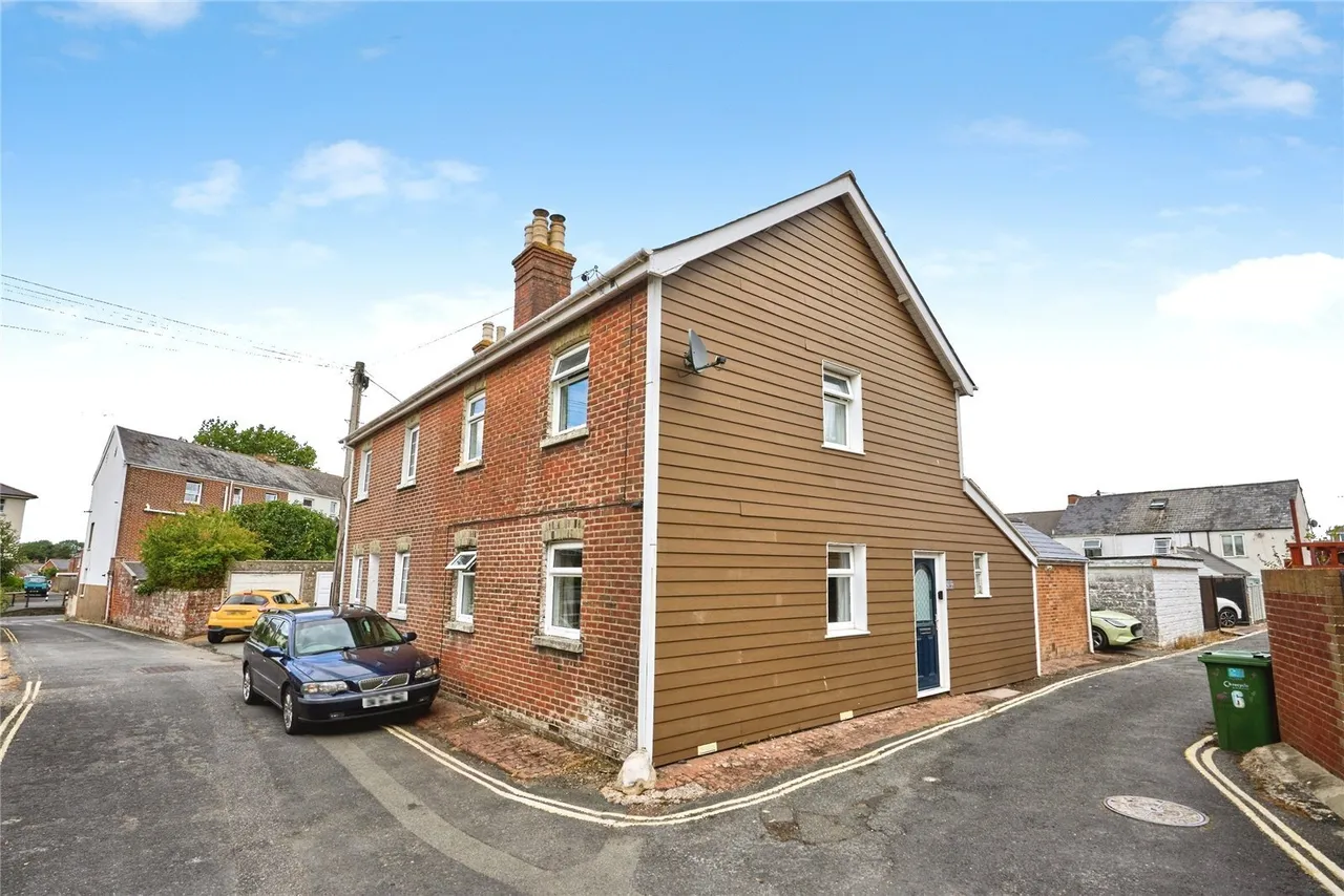3 bed house for sale, Bedford Row, Newport, PO30