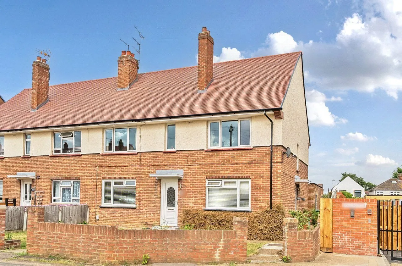 2 bed flat for sale — Mawney Close, Romford, RM7