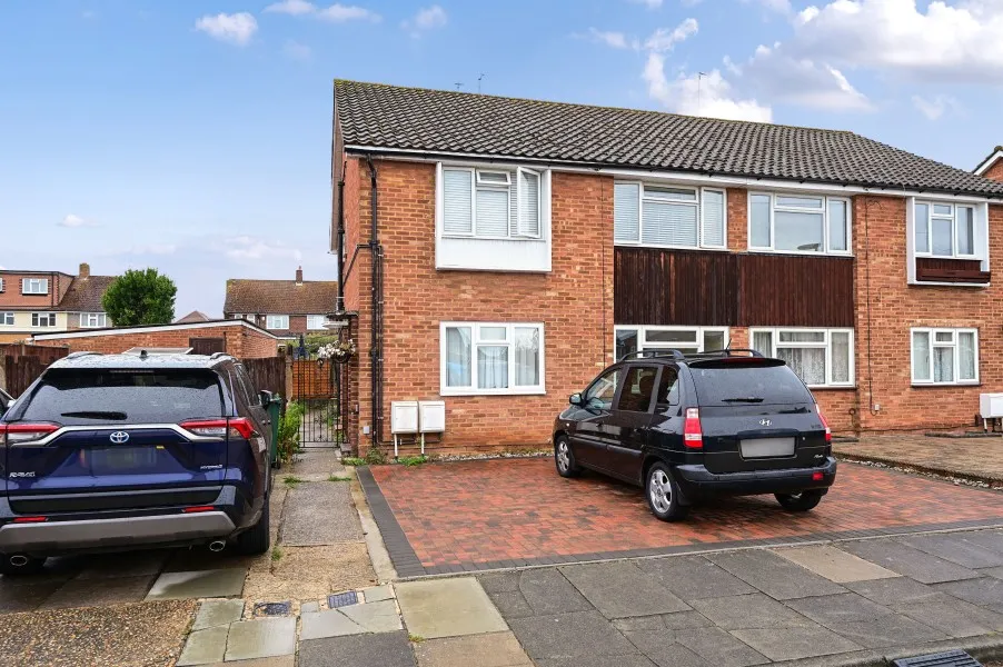2 bed flat to rent, Conway Drive, Ashford, TW15