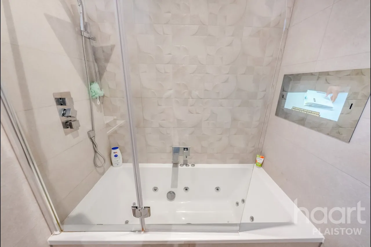 Duchess Drive, London, E13, photo 26