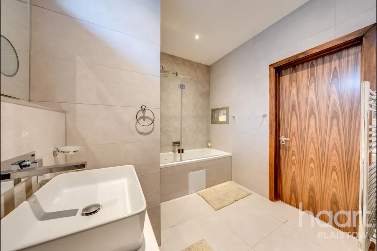 Duchess Drive, London, E13, photo 23