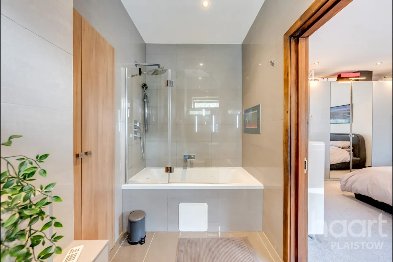 Duchess Drive, London, E13, photo 31