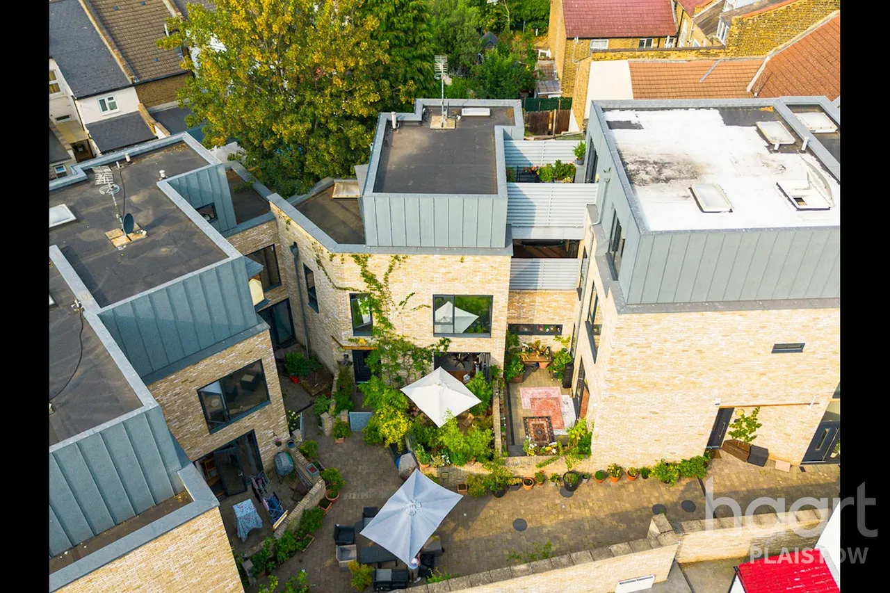4 bed property for sale, Duchess Drive, London, E13
