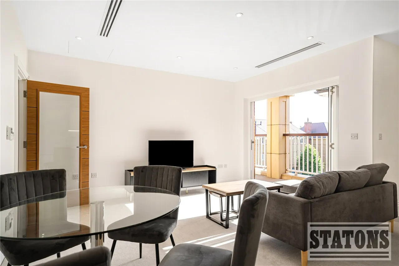 High Road, North Finchley, London, N12 8FA, photo 5