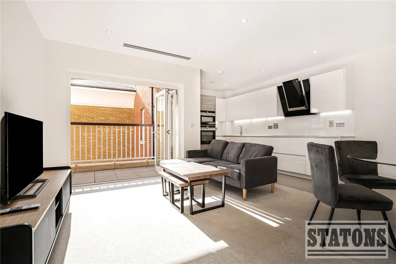 High Road, North Finchley, London, N12 8FA, photo 4