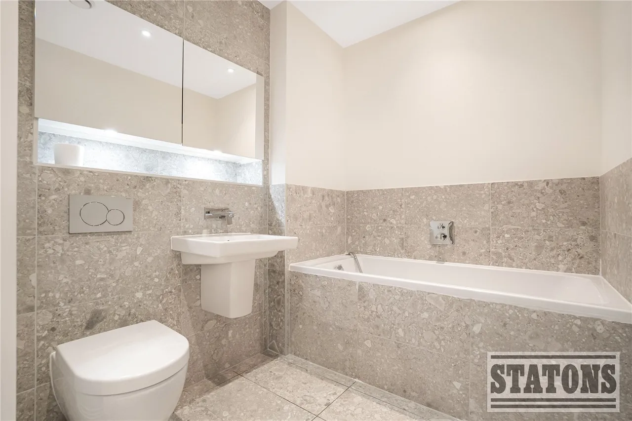 High Road, North Finchley, London, N12 8FA, photo 7