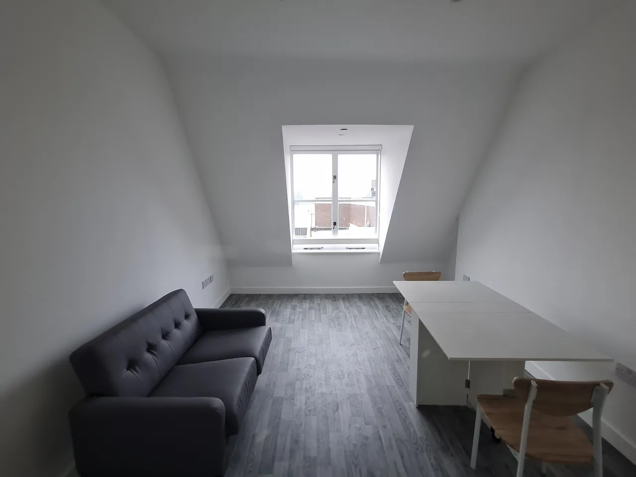 Argyle Street, LL11, photo 3