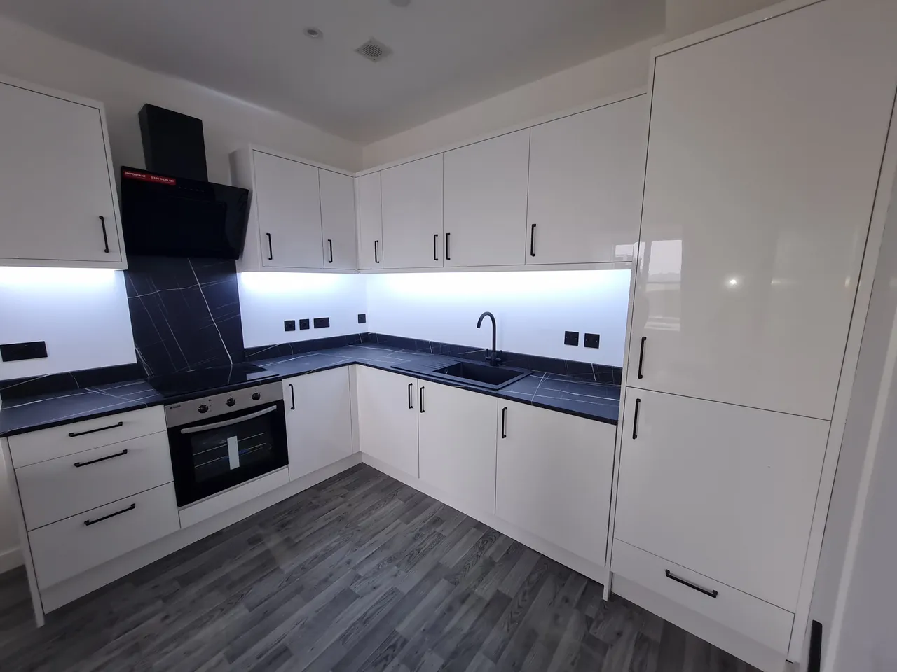 Argyle Street, LL11, photo 2