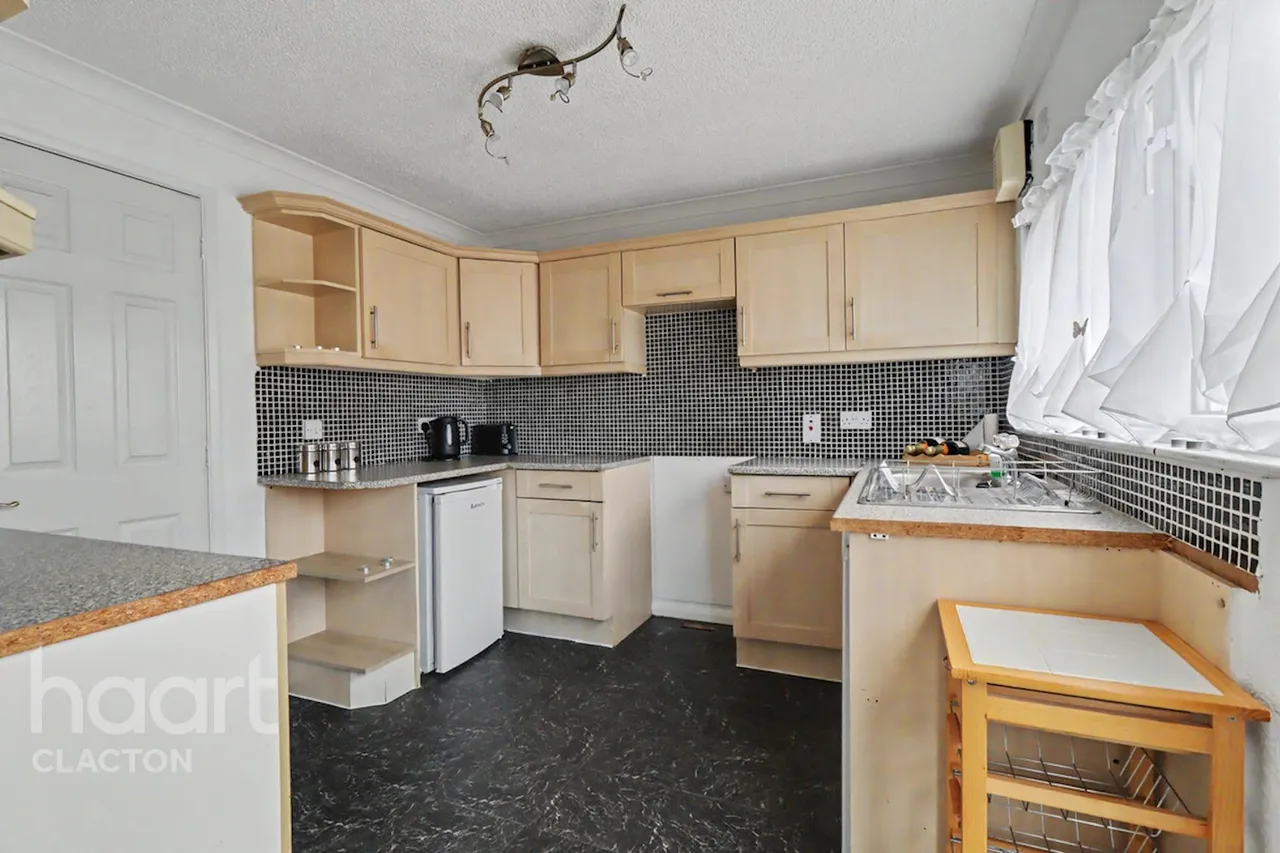 St Osyth Road East, Clacton-On-Sea, CO16, photo 2