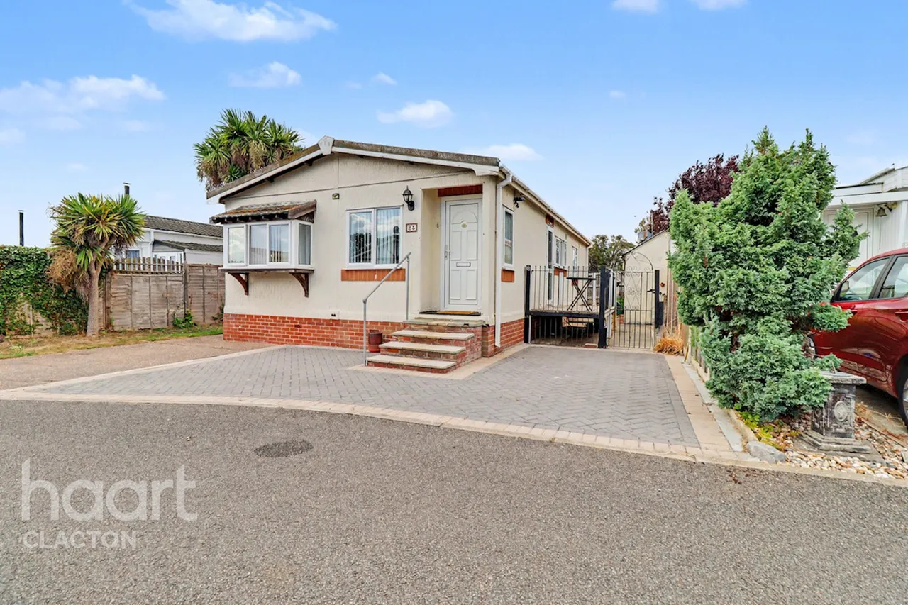 2 bed house for sale, St Osyth Road East, Clacton-On-Sea, CO16