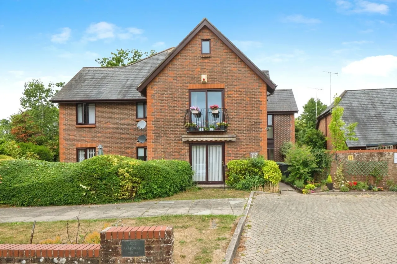 2 bed flat for sale, Old Parsonage Court, Otterbourne, SO21