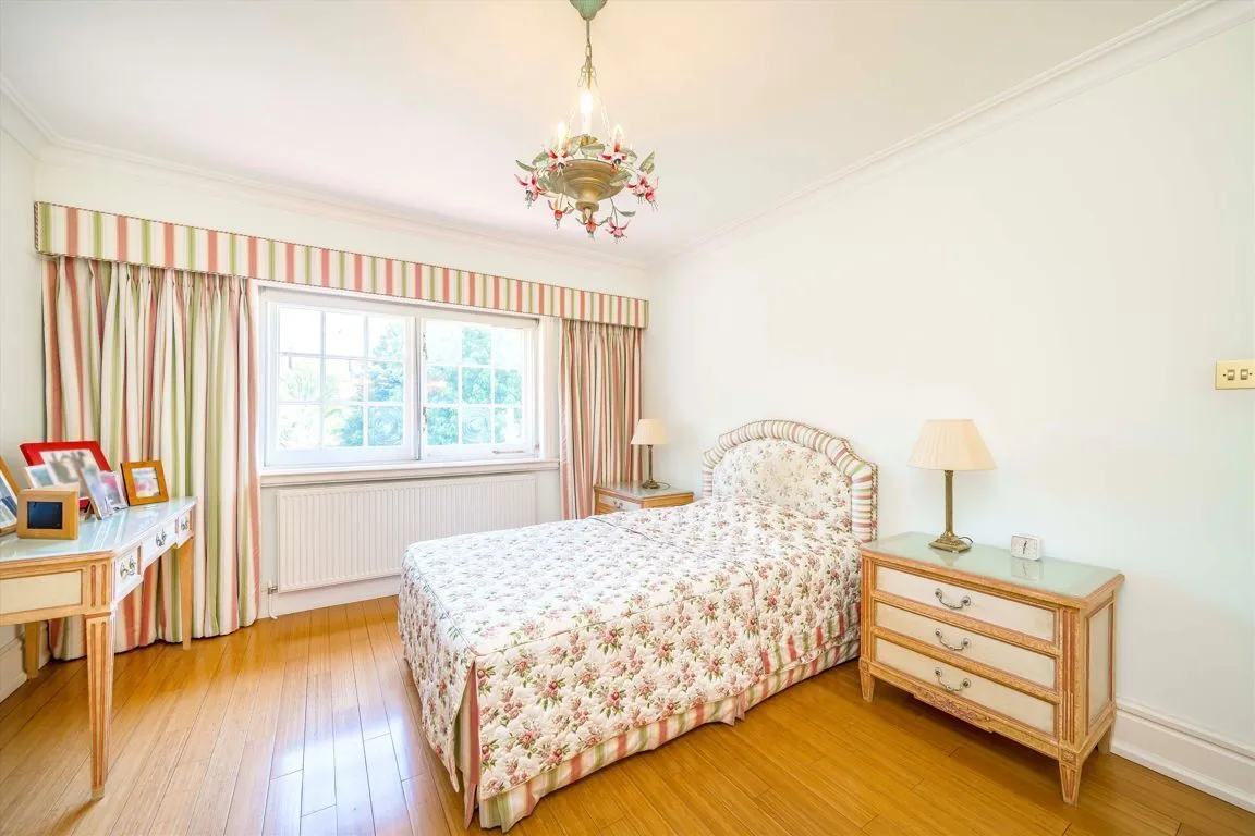 Queen Annes Gardens, W4, photo 8