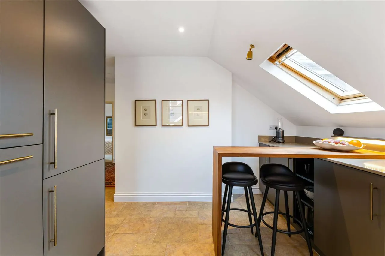 Barnes Close, Winchester, Hampshire, SO23 9QX, photo 6