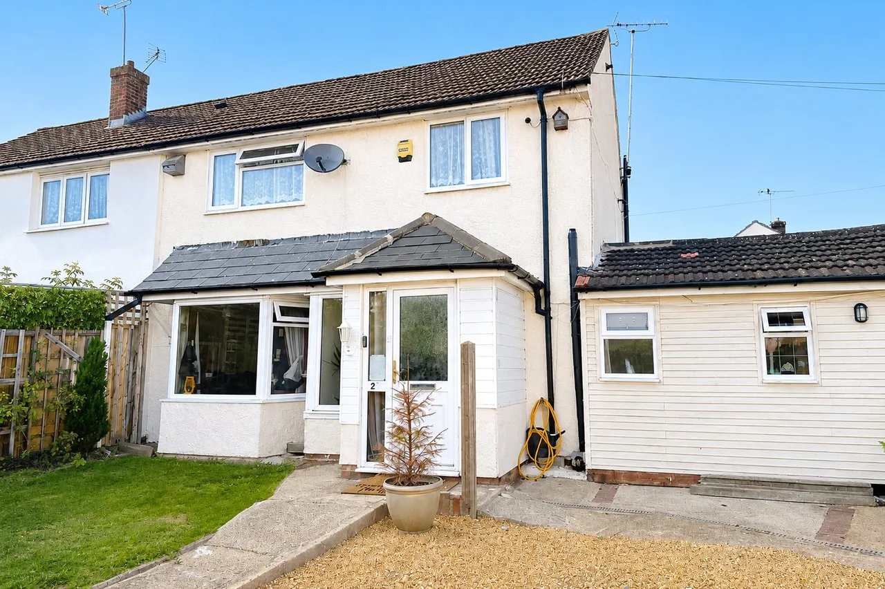 3 bed house for sale — Perring Avenue, Farnborough, Hampshire, GU14 9DB