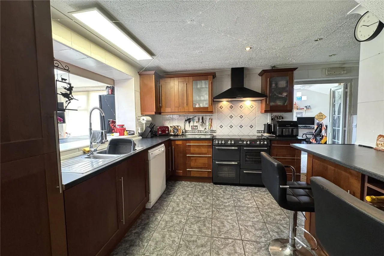 Perring Avenue, Farnborough, Hampshire, GU14 9DB, photo 3