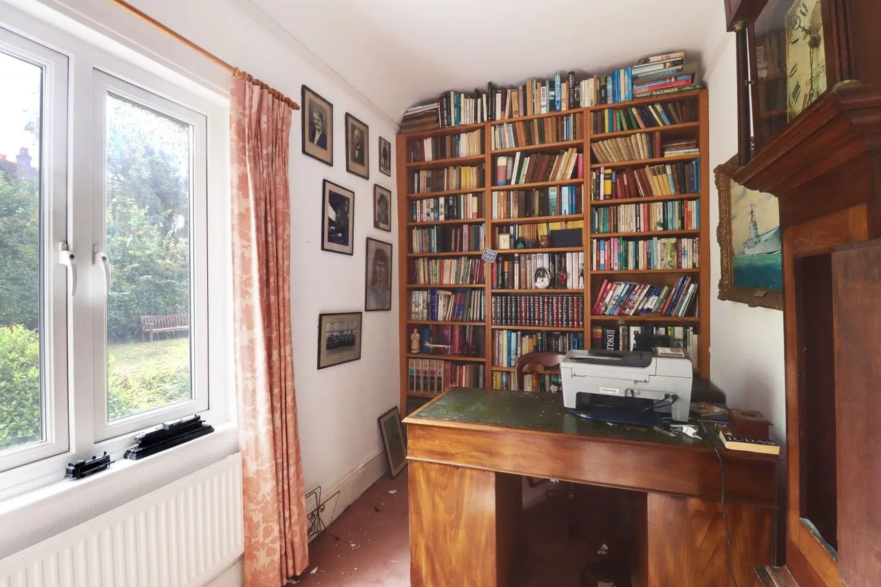 Fairdene Road, CR5, photo 12