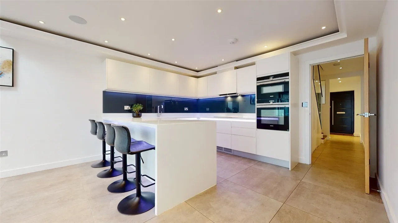 4 bed flat for sale, Rose Joan Mews, London, NW6