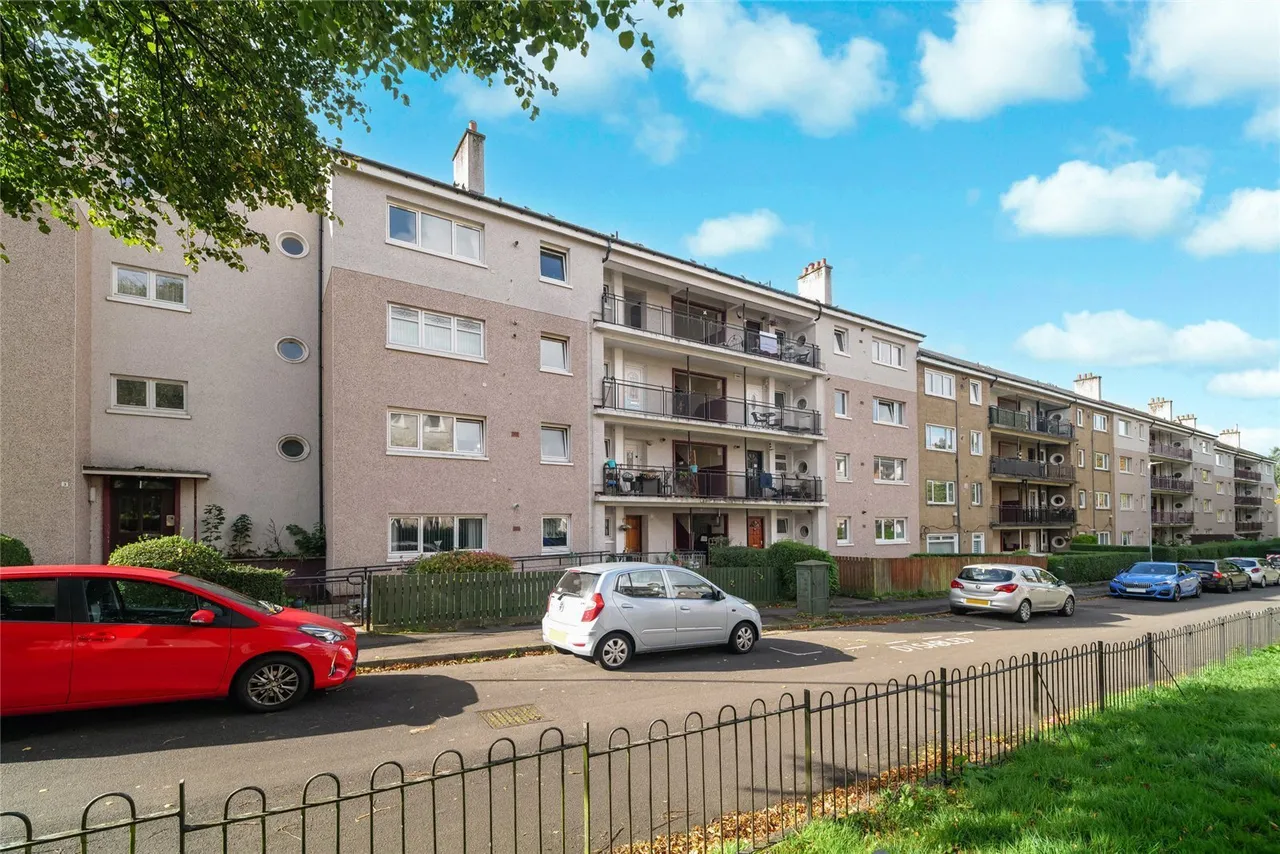 3 bed flat for sale, Banchory Avenue, Eastwood, G43