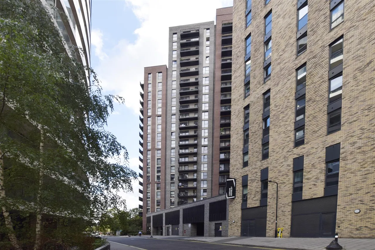 2 bed flat for sale, North End Road, Wembley, HA9