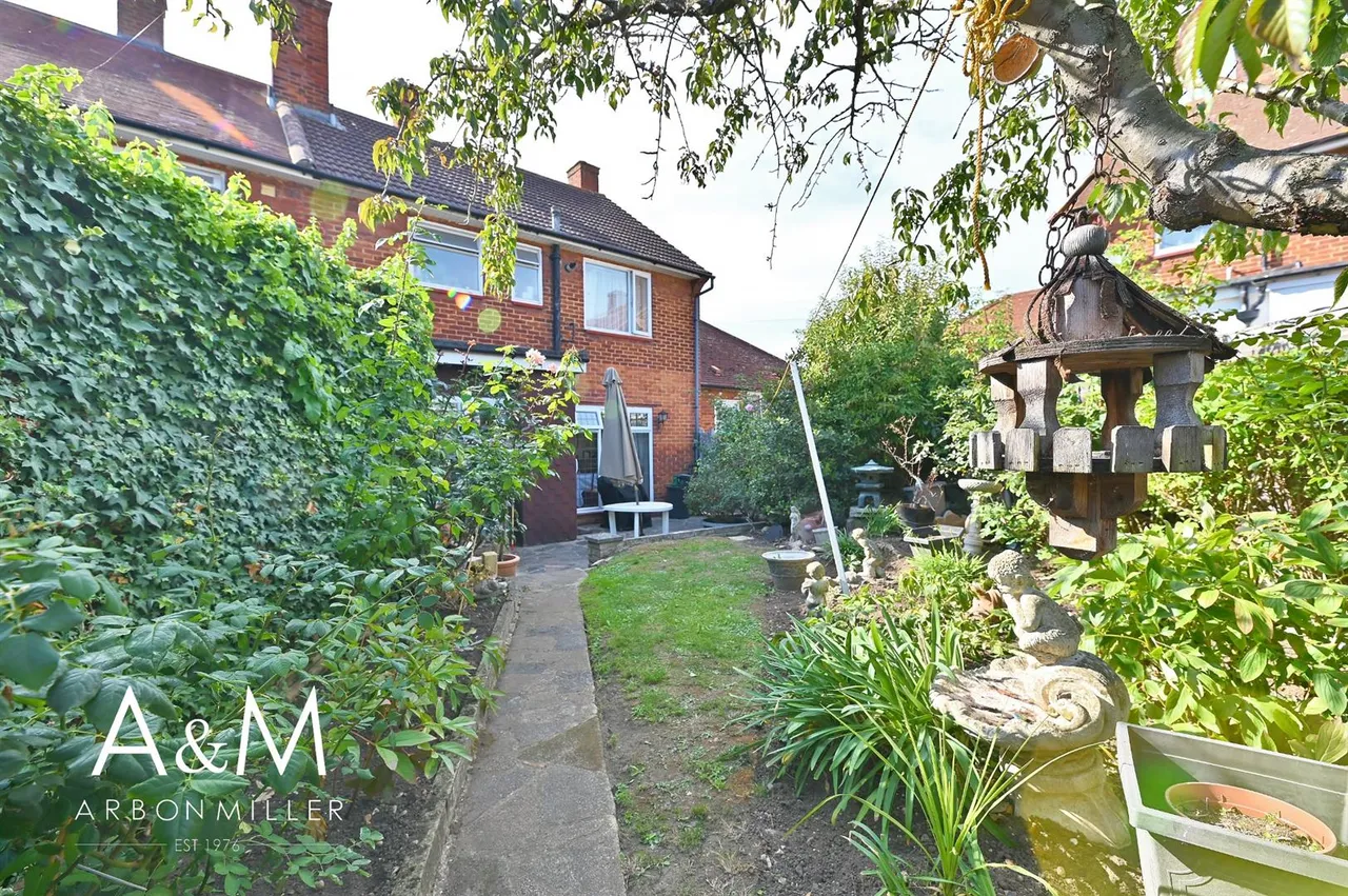 Manford Cross, Chigwell, IG7, photo 9