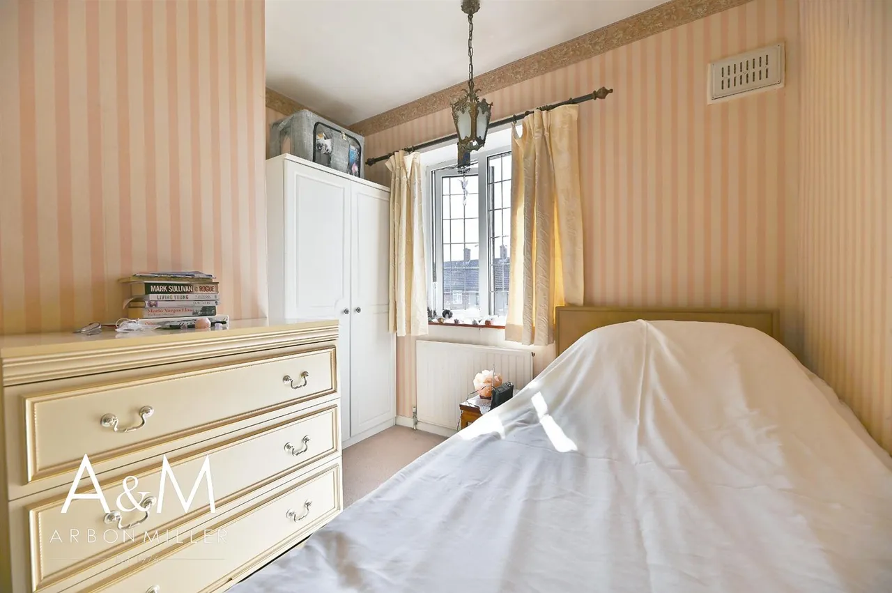 Manford Cross, Chigwell, IG7, photo 5
