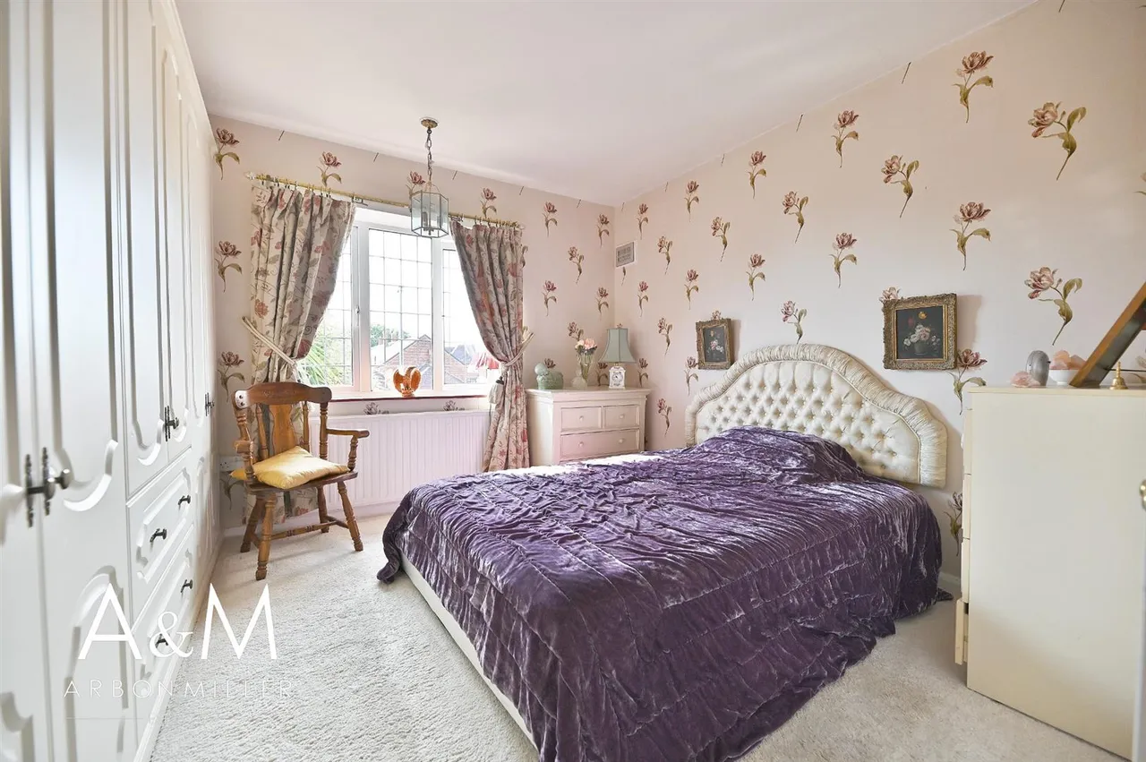 Manford Cross, Chigwell, IG7, photo 4