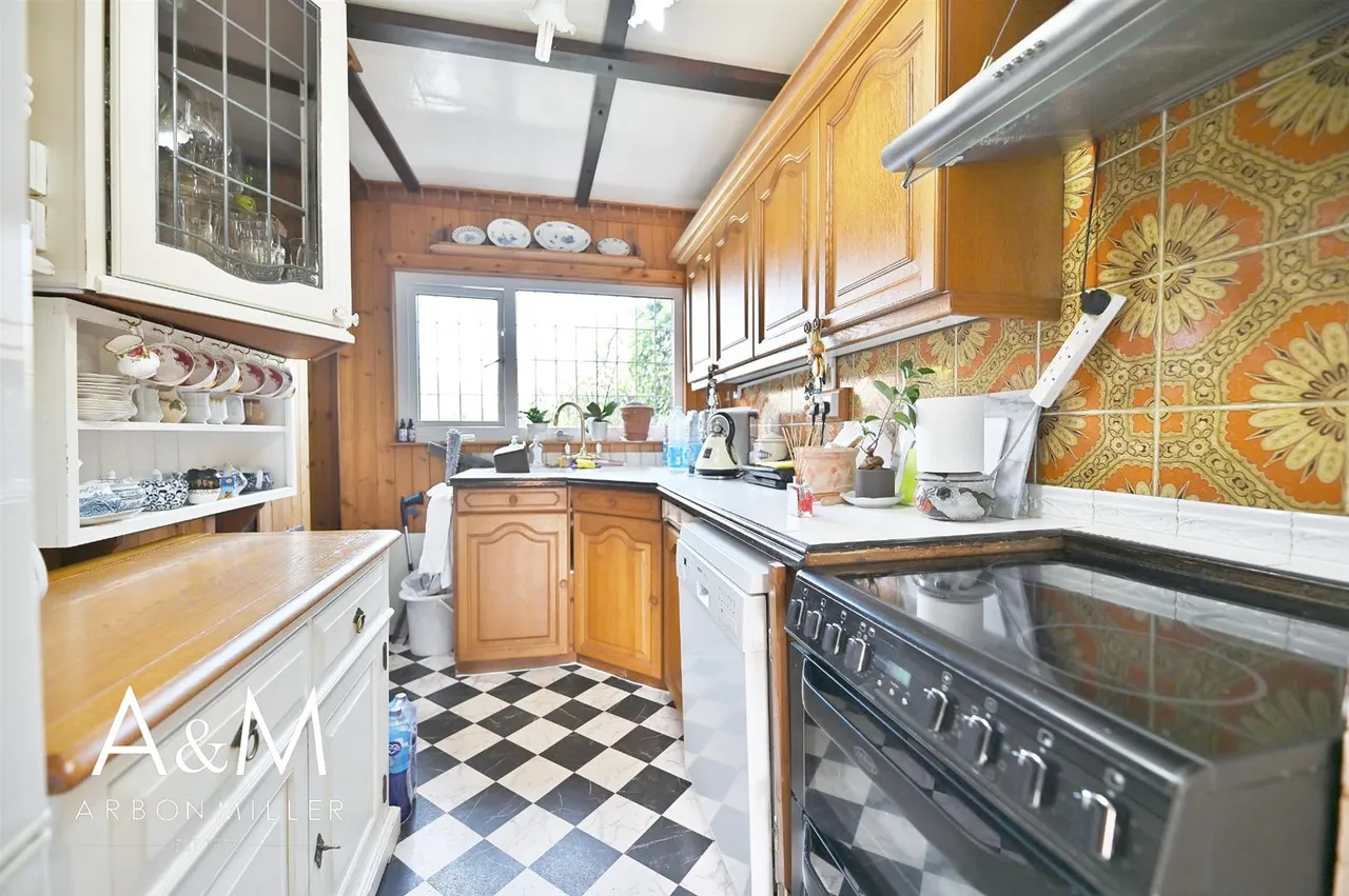 Manford Cross, Chigwell, IG7, photo 3