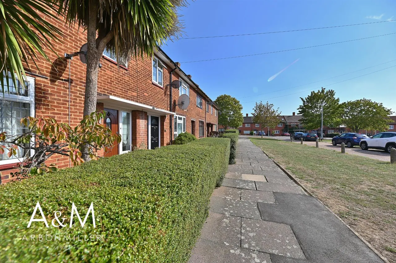 Manford Cross, Chigwell, IG7, photo 10