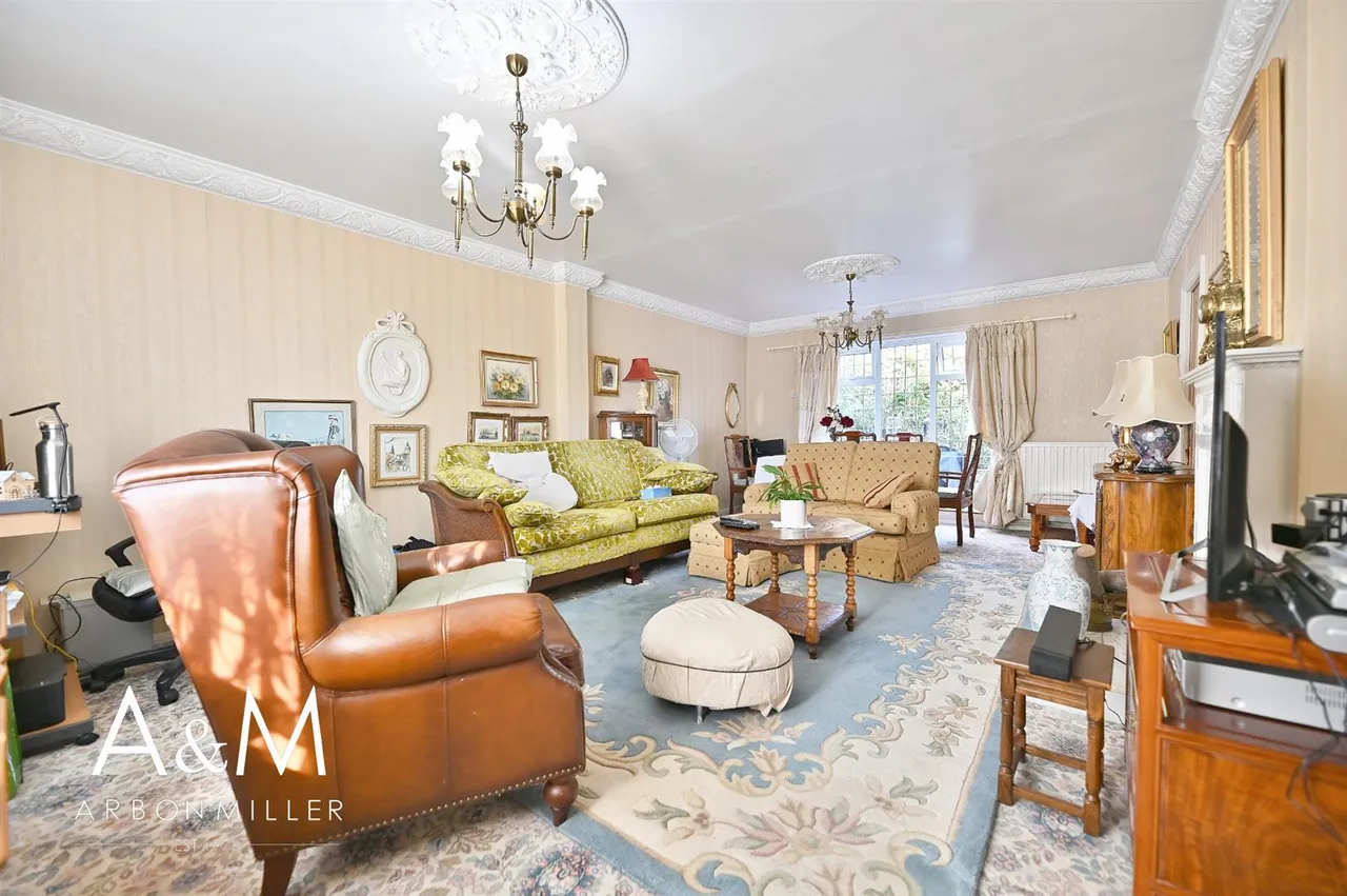 Manford Cross, Chigwell, IG7, photo 2