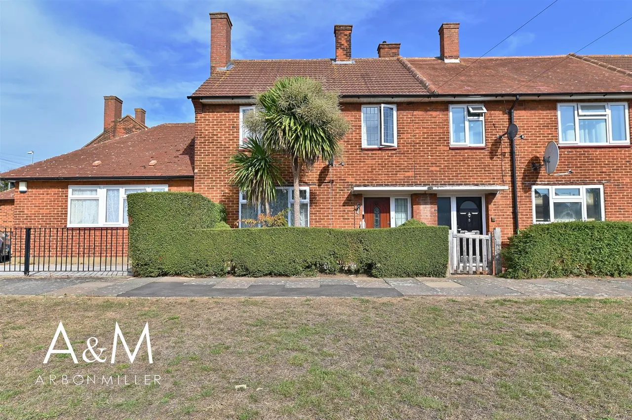 Manford Cross, Chigwell, IG7, photo 11
