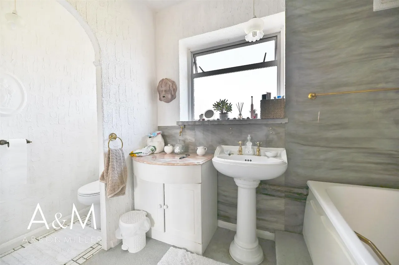 Manford Cross, Chigwell, IG7, photo 7