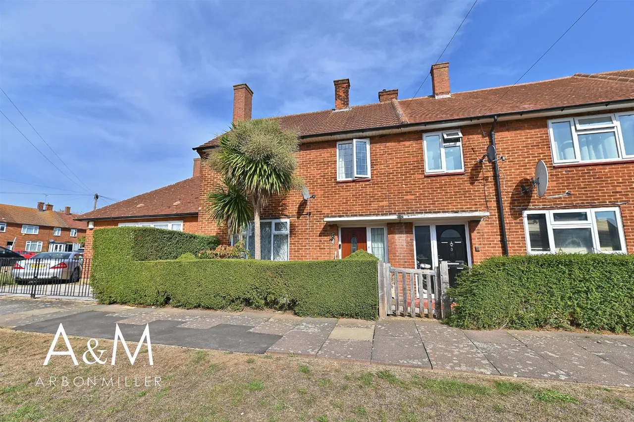 3 bed property for sale, Manford Cross, Chigwell, IG7