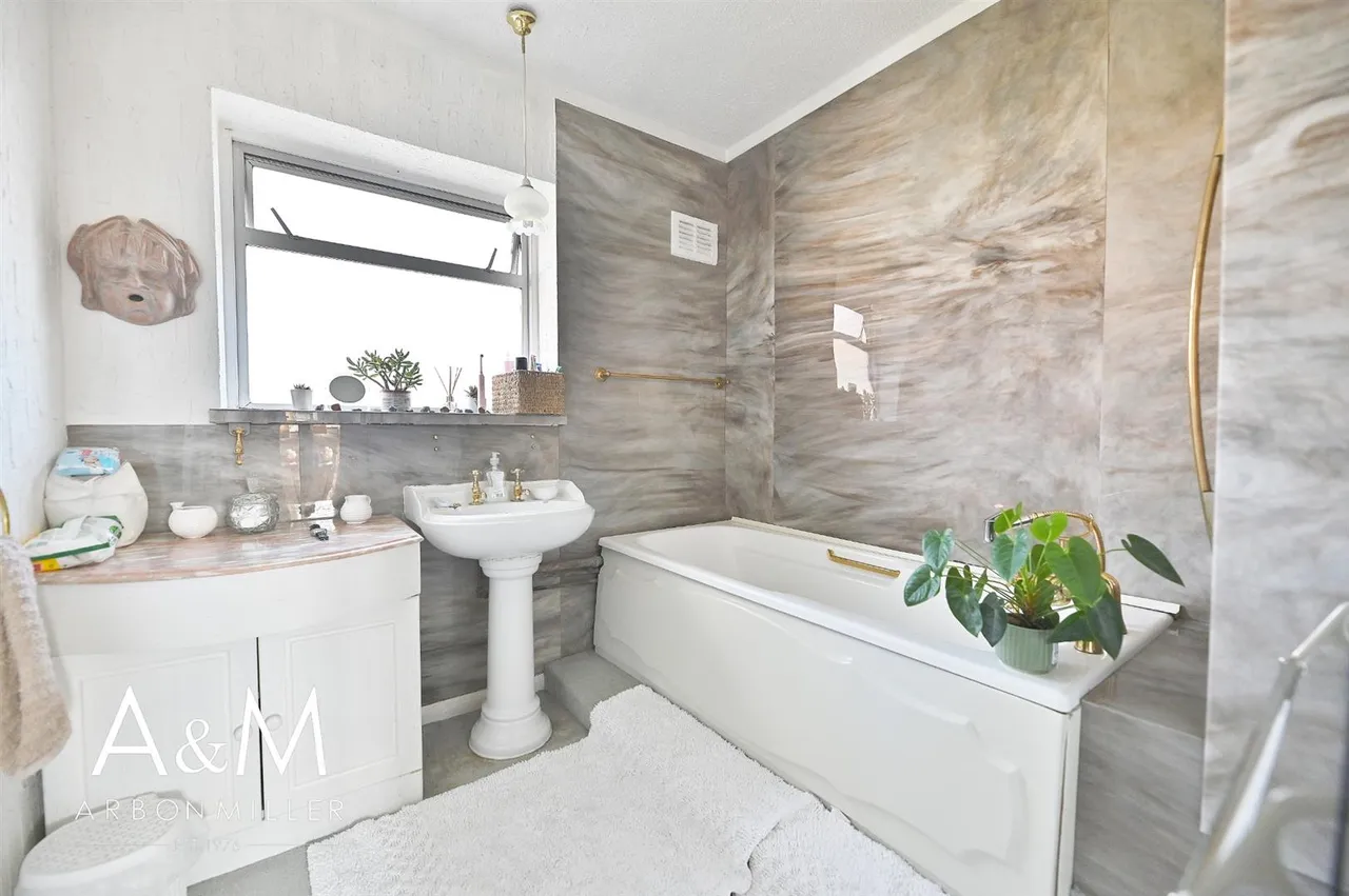 Manford Cross, Chigwell, IG7, photo 6