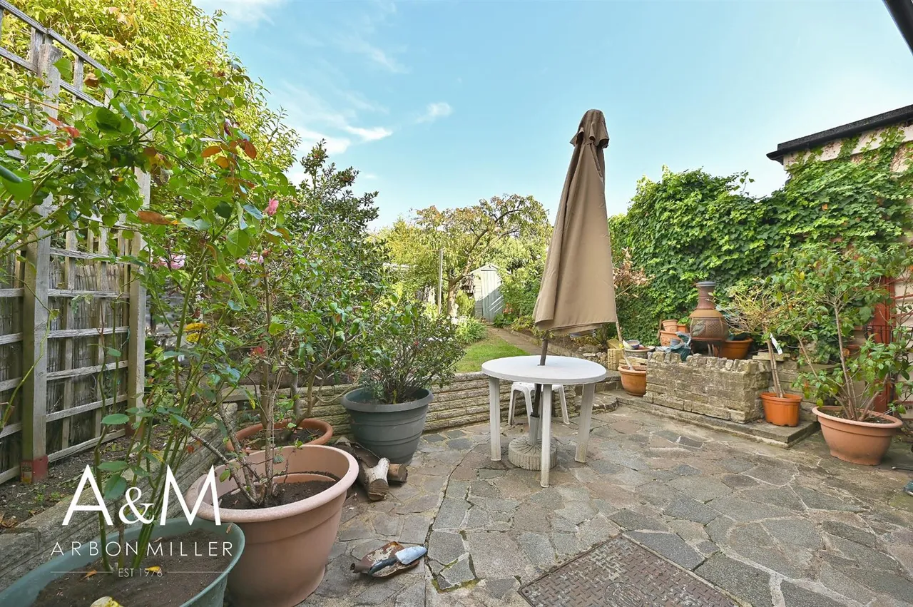 Manford Cross, Chigwell, IG7, photo 8