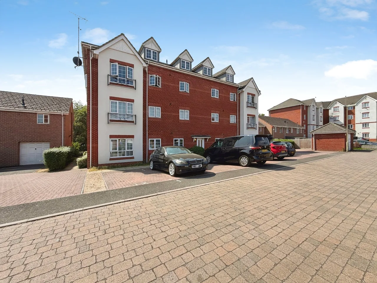 2 bed flat for sale — Squirrel Court, Aldershot, Hampshire, GU12 4GB